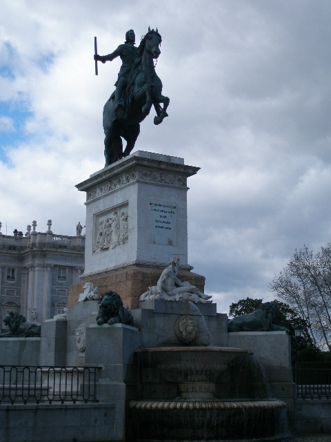 royal palace statue.JPG