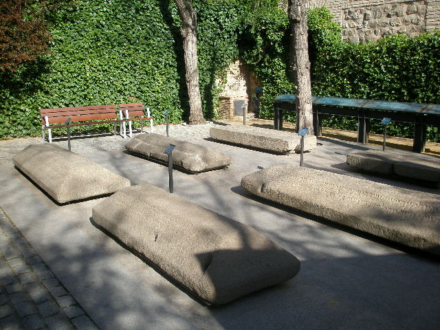 tdo_synagogues gravestones.JPG